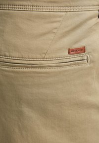 Jack & Jones JPSTBOWIE SOLID MID - Shorts - khaki