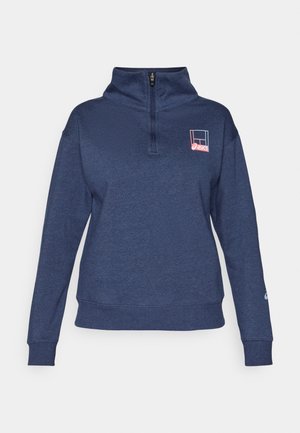 Tengeri kék cipzáras pulóver magas nyakrésszel, hosszú ujjakkal és rózsaszín logó részlettel. Puha anyag, texturált felülettel, bordázott mandzsettákkal.