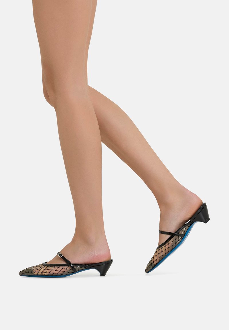 Mule nere in rete con tacco basso, caratterizzate da una fascia incrociata e una soletta interna blu. Design con motivo testurizzato e aperture sul retro.