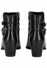 Černé kožené kotníkové boty s hladkým povrchem, se zipem vzadu, dvěma dekorativními pásky a masivním podpatkem.
