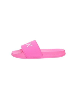 Sandalia slide de color rosa brillante con una tira ancha que presenta un diseño blanco de "X", suela plana y puntera abierta.