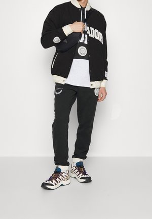 Pegador, Felpa con zip - black