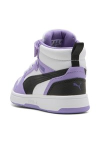 Hoge Puma sneaker met witte, zwarte en lavendelkleurige panelen, paars Puma-logo en zwart hieltreklipje, schuin geplaatst om achterkant en zijkant te tonen.