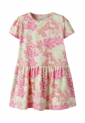 Kortermet lys gul kjole med samlet midje og heltrykk med rosa blomster for jenter.