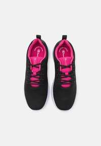 Zapatillas deportivas negras con interior rosa brillante, parte superior de malla, cordones negros y suelas texturizadas blancas, vistas desde arriba.