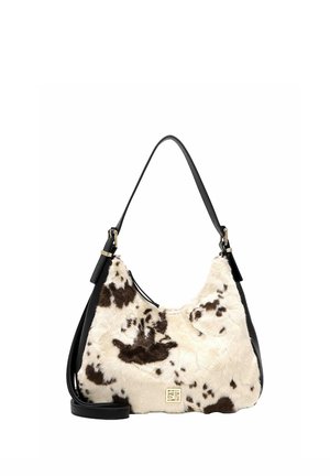 Bolso hobo pequeño con patrón de piel de vaca en blanco y negro, correa de cuero negra y logotipo metálico dorado en el frente.