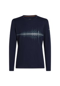 Marineblauw langärmige shirt van zacht materiaal met een geluidsgolfgrafiek in lichtblauw over de borst. Ronde halslijn en een ontspannen pasvorm.