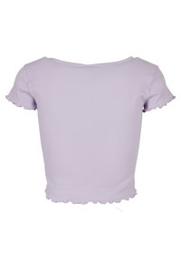 Lilac žebrovaný crop top s jemnou texturou. Má krátké rukávy s volánkovými okraji a široký výstřih. Přiléhavý střih.