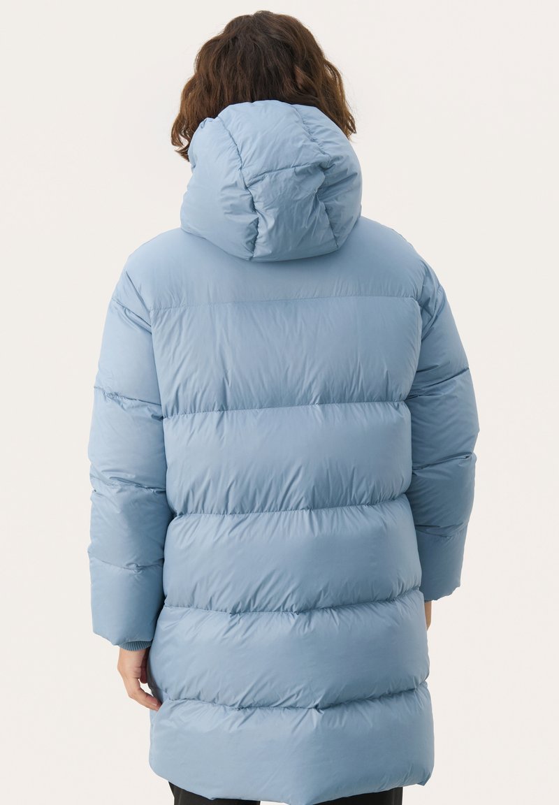 Hellblauer Daunenmantel mit Kapuze, mit horizontalen Steppabschnitten und elastischen Bündchen. Weiches, glänzendes Material mit einer glatten Textur.