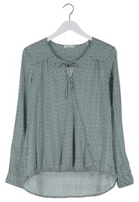 Bluzka z długim rękawem w zielono-białą kratę, z okrągłym dekoltem, detalem w postaci wiązania oraz luźnym krojem z zaokrąglonym dołem.