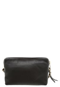 Musta nahkainen clutch-laukku, jossa on sileä pinta, suorakulmainen muoto, kullanväriset metalliosat ja irrotettava olkahihna.