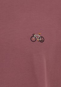 Bordeauxrotes Baumwoll-T-Shirt mit einem gestickten Fahrradesign in Pastellgrün, Orange und Schwarz. Weicher Stoff mit normaler Passform.