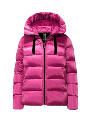 Giubbotto imbottito di un rosa brillante con finitura lucida, dotato di cappuccio e cerniere e corde nere, dalla forma squadrata e texture trapuntata.