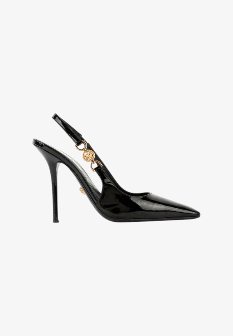 Chaussure à talon haut en cuir verni noir avec bride arrière, bout pointu et médaillons décoratifs dorés sur la bride.