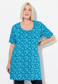 Abito a maniche corte, con scollo rotondo, di colore turchese con un motivo floreale. Tessuto morbido, design al ginocchio e vestibilità rilassata.