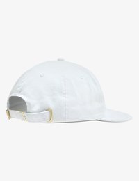 Witte katoenen baseballpet met een gebogen rand, verstelbare band en gouden hardwaredetails. Gelaagd textiel en versterkte stiksels zichtbaar.