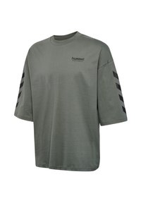 Groene katoenen T-shirt met een ronde hals, korte mouwen en zwarte diagonale strepen op de mouwen. Voorzien van een logo aan de voorkant.