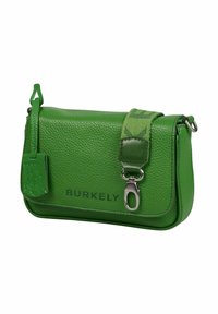 Grüne Leder-Schultertasche mit strukturiertem Finish, ausgestattet mit einem Logo, silbernem Beschlag und einem gemusterten Tragegurt. Kompakte rechteckige Form.