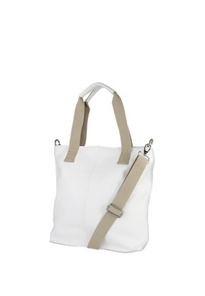Witte leren shopper met twee beige handvatten en een verstelbare beige schouderband bevestigd met metalen gespen.
