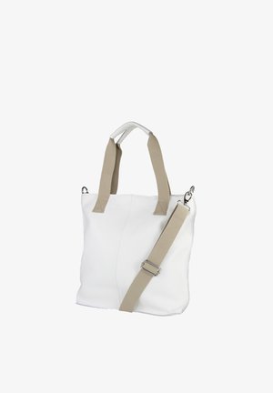 Witte leren shopper met twee beige handvatten en een verstelbare beige schouderband bevestigd met metalen gespen.