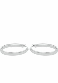 Silverfärgade hoopsörhängen med polerad yta, med en cirkulär form och ett säkert spänne. Slät textur med en modern design.