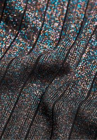 Svart tyg med metalltrådar i bronze och turkos, med en ribbad struktur och en glittrande yta som reflekterar ljus.
