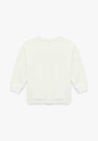 Sudadera blanca con mangas largas, cuello redondo y puños acanalados, con una textura suave y lisa.