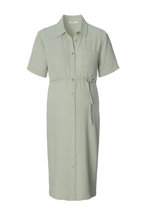 Knopen jurk in midi-lengte van lichtgroene gekreukte stof. Voorzien van een kraag, korte mouwen en een bijpassende stoffen riem. Inclusief een borstzak.