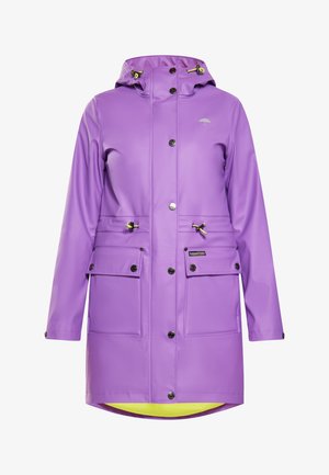 Lila wasserdichte Regenjacke mit Kapuze, schwarzen Knöpfen, Seitentaschen und einem neon-gelben Futter. Glatte, glänzende Textur.