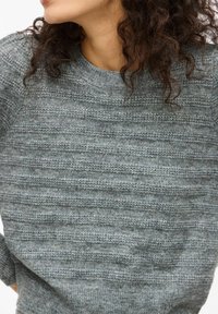 Suéter de punto gris con un patrón texturizado a rayas, con un cuello redondo y una tela suave de peso medio.