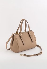 Beige læderhåndtaske med tekstureret overflade, dobbelte top-håndtag, aftagelig skulderrem og accenter i guldtonet metal.