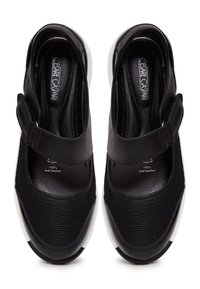 Chaussures en cuir noir et mesh avec une sangle à fermeture velcro et une semelle blanche. Forme arrondie, tige texturée et semelle intérieure rembourrée noire.
