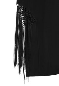Abito nero con un rivestimento in maglia testurizzata e dettagli di frange lunghe su un lato, creando un effetto visivo stratificato e dinamico.