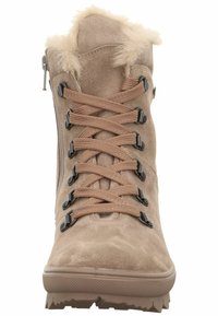 Botas de senderismo de ante beige con puño de piel sintética, sistema de cordones frontal y suela de goma. Cuenta con una cremallera lateral para un fácil acceso.