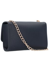 Marineblå faux læder crossbody taske med en struktureret overflade, der har en guld kædetræksrem og en firkantet form.