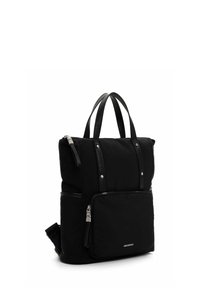 Bolso tote negro hecho de un tejido duradero con correas de cuero, un bolsillo delantero con cremallera, acentos de hardware plateado y un diseño estructurado.