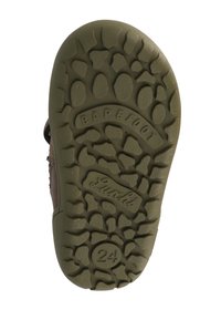 Hnedé barefoot topánky s textúrovanou gumovou podrážkou. Viditeľné logo "Lurchi" a veľkosť "24" na podrážke, s dezénom pre lepšiu trakciu.