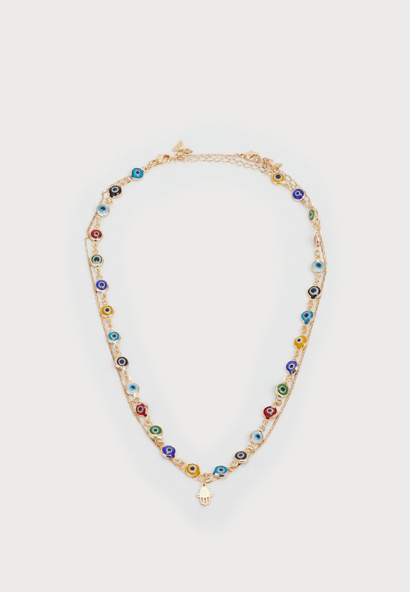 Zlato-tonirana ogrlica z barvnimi steklenimi perlicami v krožnih oblikah, ki se izmenjujejo s povezavami verige, in majhnim čarom v obliki roke na sredini.