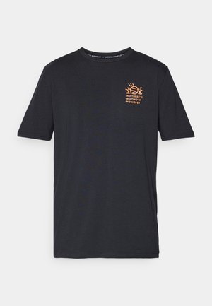 Schwarzes T-Shirt mit kurzen Ärmeln aus Baumwolle, mit orangefarbener Schrift und Grafik auf der linken Brustseite. Runder Ausschnitt, normale Passform.