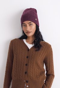 COACH CABLE BEANIE - Kapa - oxblood