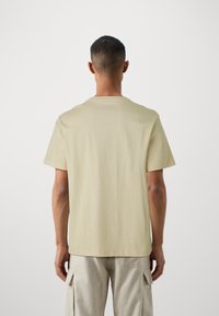 Guess Jeans Triko s potiskem - beige