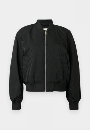 Blouson aviateur noir avec fermeture éclair frontale, col, poignets et ourlet côtelés, ainsi que deux poches latérales, sur fond uni.