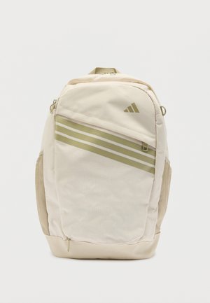 Zaino beige con tre strisce diagonali color oliva chiaro, tasca frontale con cerniera, tasche laterali in rete e un piccolo logo triangolare sulla patta.