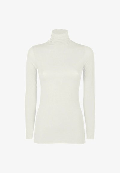 Maglia bianca a maniche lunghe aderente con collo alto leggermente arricciato su sfondo neutro.