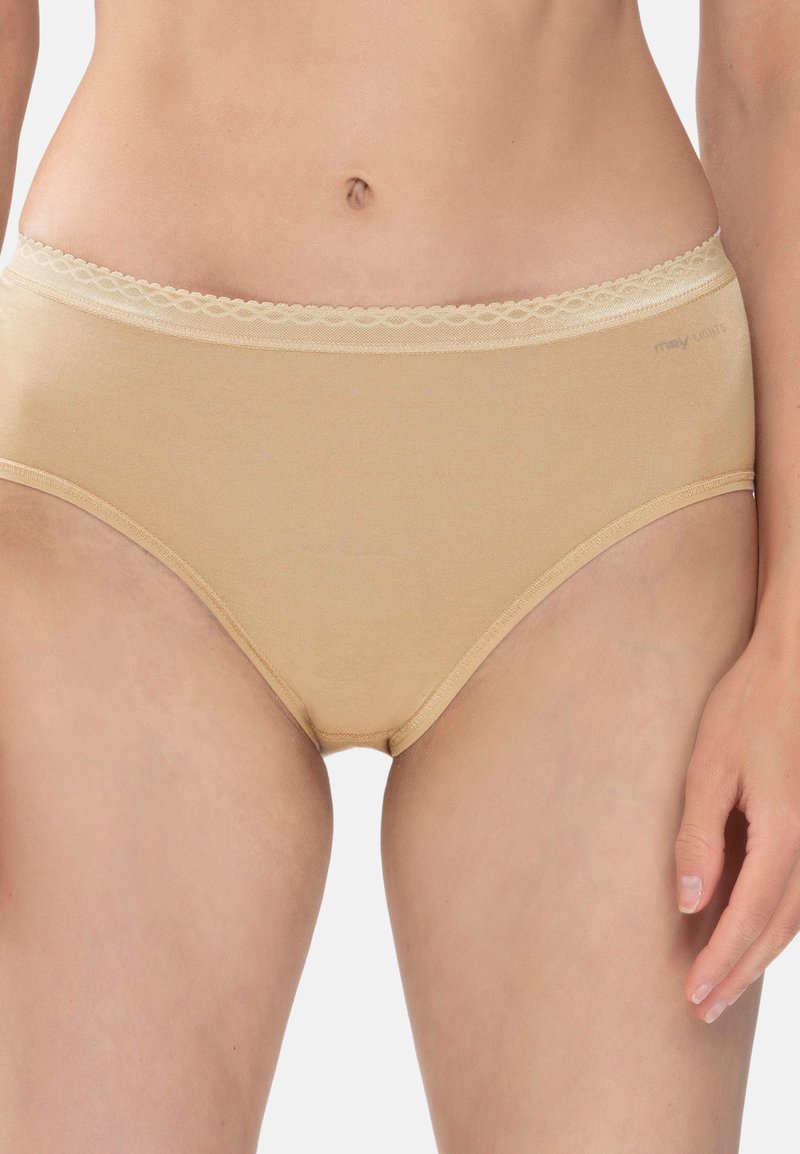 Beige bomullstrumpor med en midjeband som har spetsdetaljer. Tyget är slätt och designen har en klassisk passform. Minimal märkning är synlig.