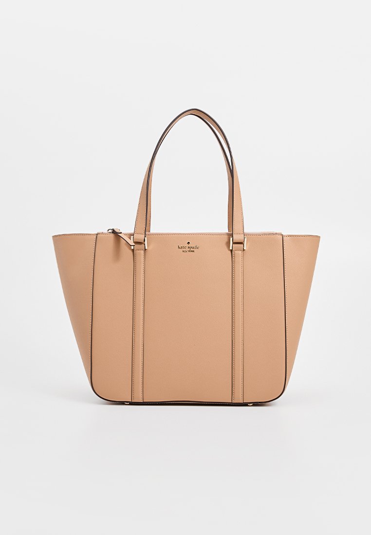 Borsa tote in pelle beige con doppie maniglie, forma angolare, rifiniture nere in contrasto e logo impresso sul fronte. Texture liscia, design spazioso.