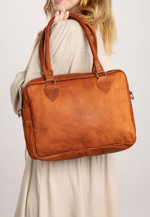 Borsa a mano in pelle marrone con due manici robusti, forma rettangolare, dettagli cuciti e piccoli accenti in metallo. Finitura morbida e testurizzata.