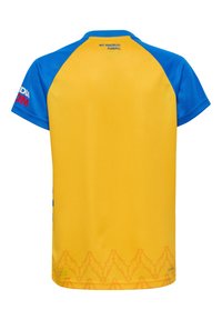 Gul sportströja med blå raglanärmar, med ett texturerat mönster i nederkant och varumärkesdetaljer på ärmarna och baksidan.