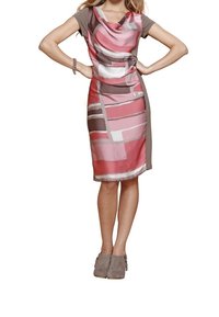 Robe à col bénitier présentant un design abstrait rose et gris, des manches courtes et une silhouette ajustée avec un ourlet longueur genou.