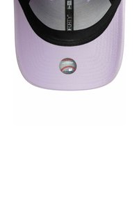 Cappellino da baseball con corona lavanda e visiera nera; presenta un adesivo circolare di una baseball centrato sulla parte anteriore.
